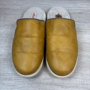 OluKai Mua 'Ili Mens Leather Mule Slippers Golden Sand-Bone Colorway Size 8